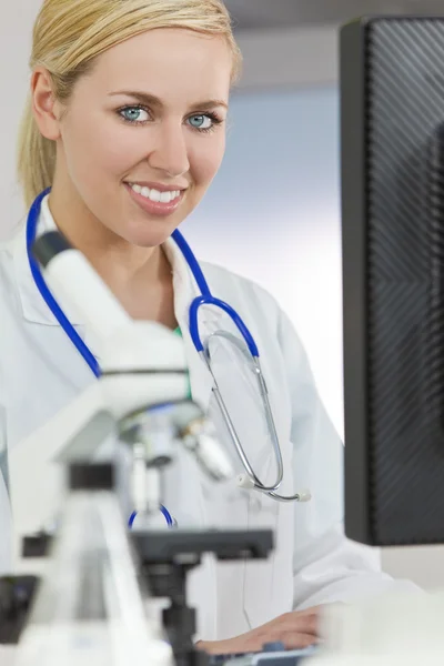 Vrouwelijke wetenschapper of arts met behulp van computer in laboratorium — Stockfoto