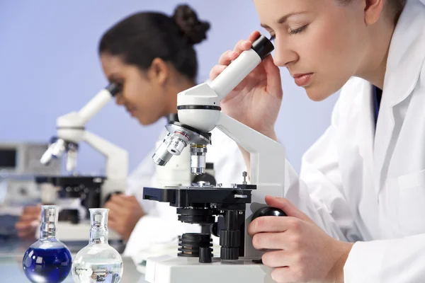 Wissenschaftliches Forscherteam mit Mikroskopen im Labor — Stockfoto