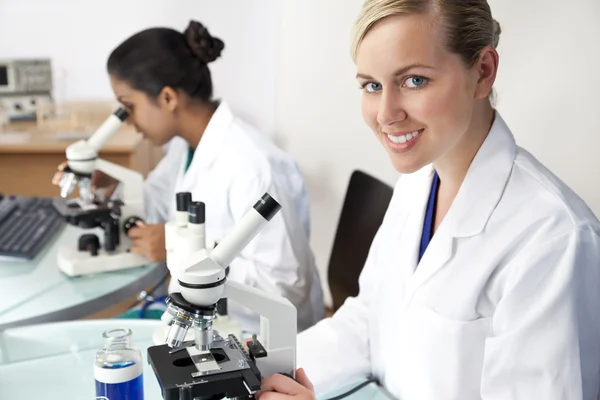 Wissenschaftliches Forscherteam mit Mikroskopen im Labor — Stockfoto