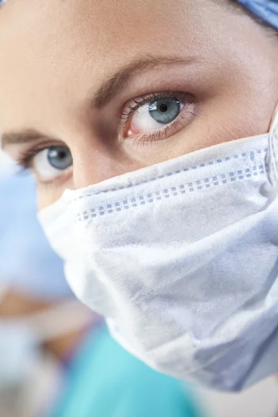 Женщина-врач в хирургической маске — стоковое фото