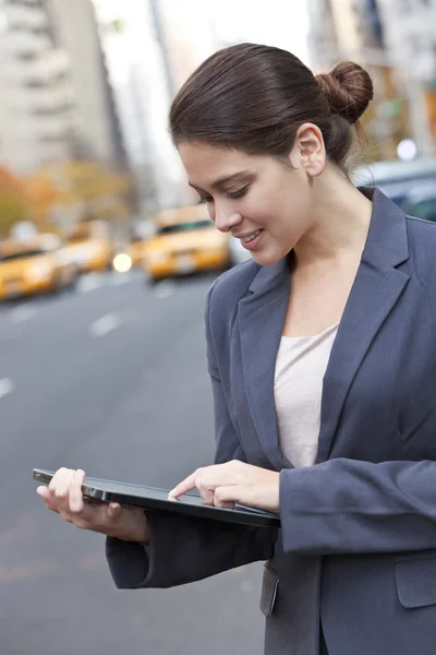 Jonge vrouw met behulp van tablet pc in new york city — Stockfoto