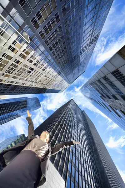 Empresária se arma em arranha-céus modernos do escritório da cidade — Fotografia de Stock