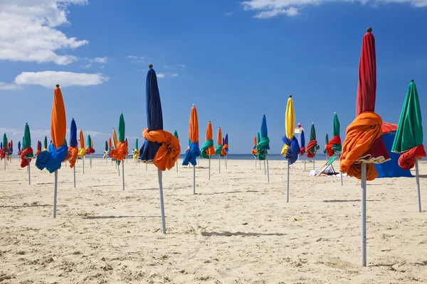 Parasols colorés sur la plage de Deauville, Normandie, France, Europe — Photo