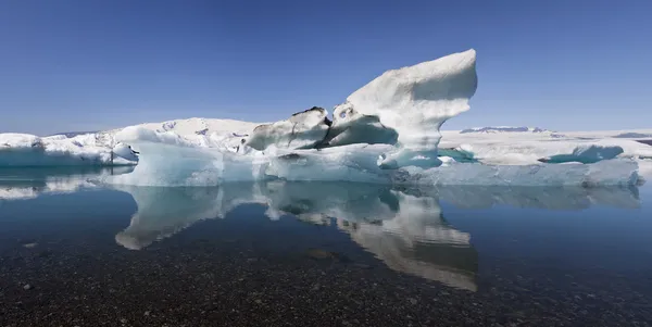 Ledovce a reflexe na lagunu, jokulsarlon, Island — Stock fotografie