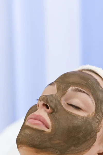 Mujer joven teniendo mascarilla de chocolate facial en el spa de salud —  Fotos de Stock