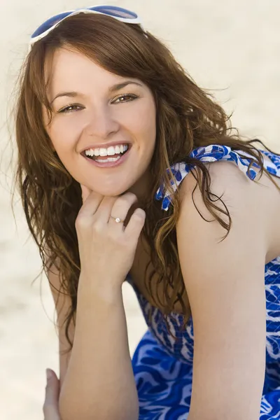 Ευτυχισμένη γυναίκα στην παραλία — Φωτογραφία Αρχείου