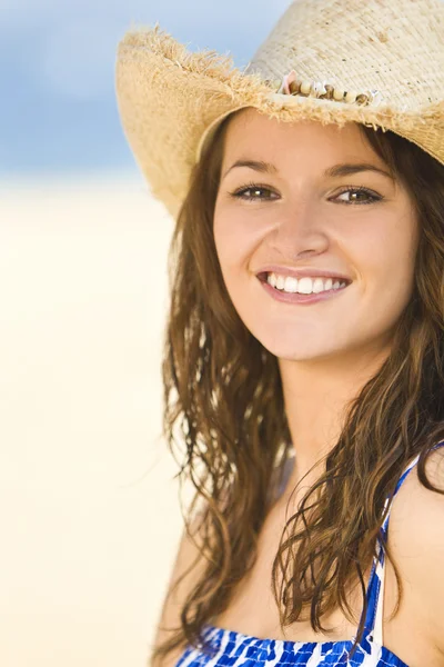 Szép, mosolygós barna lány szalma cowboy kalapban — Stock Fotó