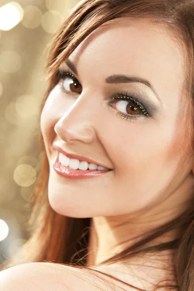 Schöne glücklich lächelnde brünette Frau — Stockfoto