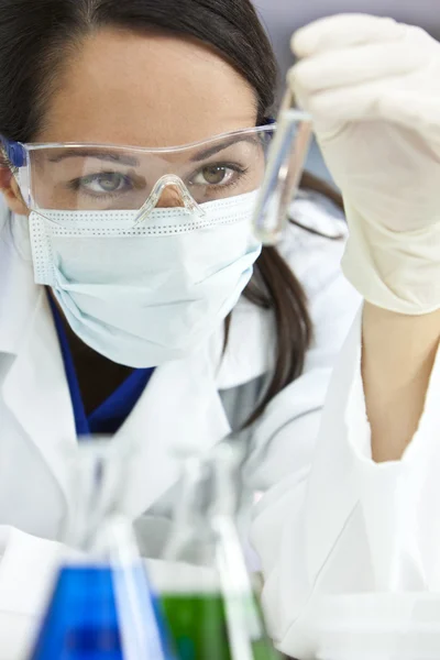 Pesquisadora científica feminina com solução clara em laboratório — Fotografia de Stock