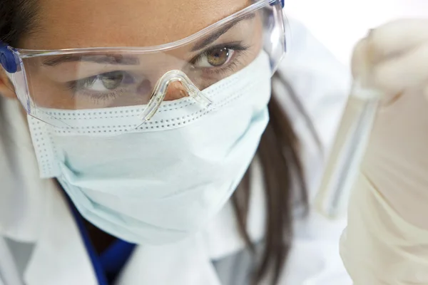 Cientista feminina com tubo de teste de líquido claro em laboratório — Fotografia de Stock