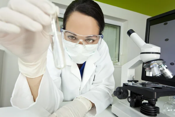 Ženské vědec nebo žena doktor s zkumavky v laboratoři — Stock fotografie