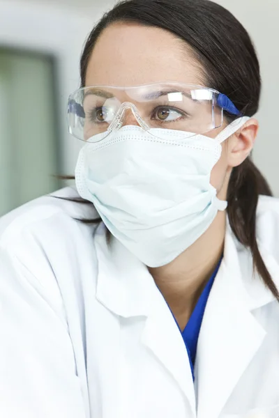 Donna medico o scienziato che indossa maschera chirurgica — Foto Stock