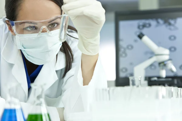 Женщина-ученый или женщина-врач с пробиркой в лаборатории — стоковое фото