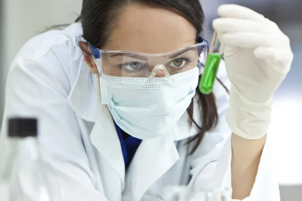 Kadın laboratuvar bilim adamı ya da doktor yeşil sıvı ile test küvet — Stok fotoğraf