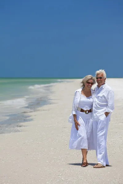 Счастливая старшая пара смеется на пляже — стоковое фото