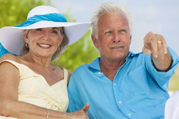 熱帯のビーチ海を指している幸せの年配のカップル — ストック写真