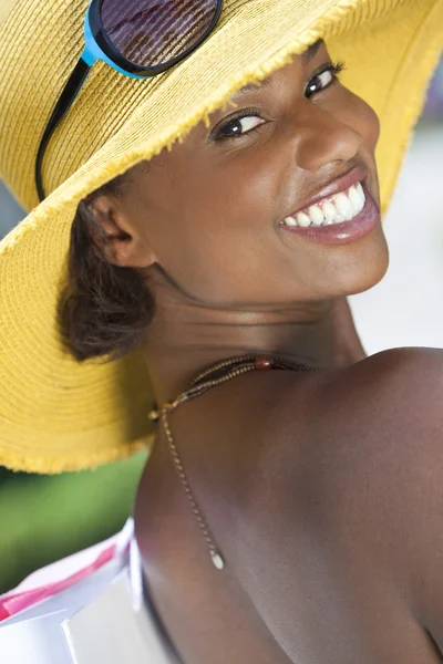 Όμορφη αφρικανική αμερικανική γυναίκα με μόδα τσάντες αγορών — Φωτογραφία Αρχείου