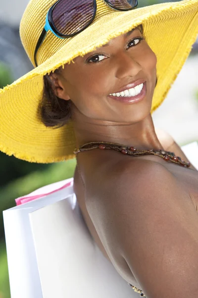 Mulher afro-americana bonita sorrindo com sacos de compras — Fotografia de Stock