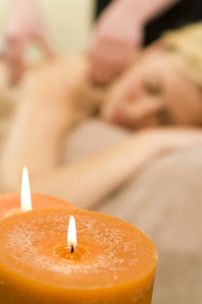 При свічках, масаж — стокове фото