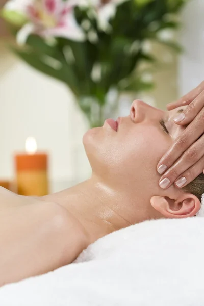 Mulher tendo relaxante massagem na cabeça no spa de saúde — Fotografia de Stock