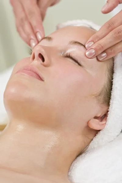 Młoda kobieta coraz relaksujący masaż głowy lub twarzy w spa — Zdjęcie stockowe