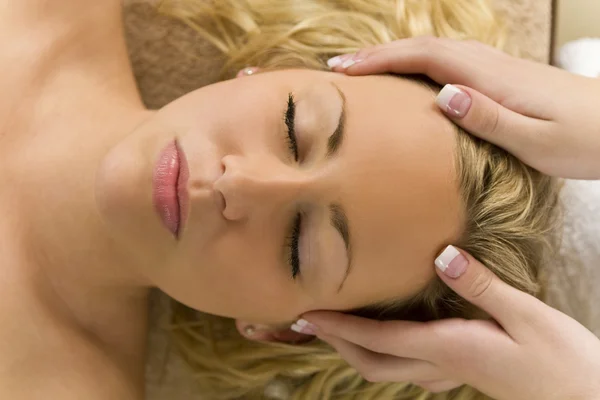 Massage relaxant de la tête — Photo