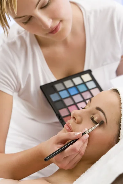 Vacker kvinna med gör tillämpas av kosmetolog på spa — Stockfoto