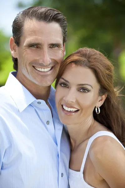 Erfolgreiches glückliches Paar mittleren Alters draußen — Stockfoto