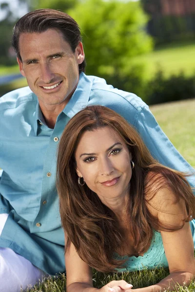 Ευτυχισμένο μέσης ηλικίας άνδρα και γυναίκας ζευγάρι έξω από χαμογελώντας — Φωτογραφία Αρχείου