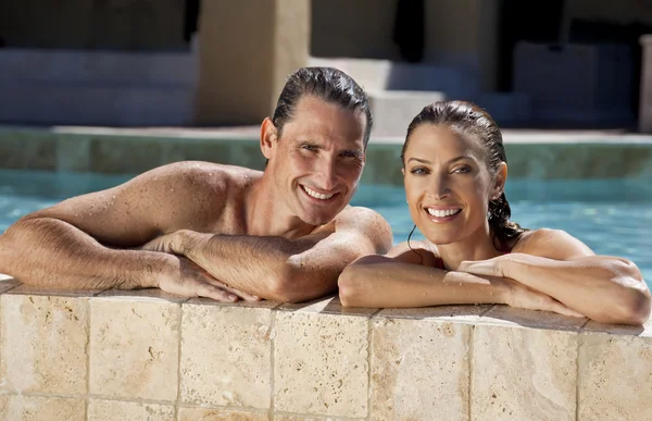 Beautiful Couple Relaxing In Swimming Pool With Perfect Smiles — Stock Photo, Image