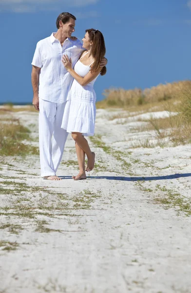 Casal andando em uma praia vazia — Fotografia de Stock