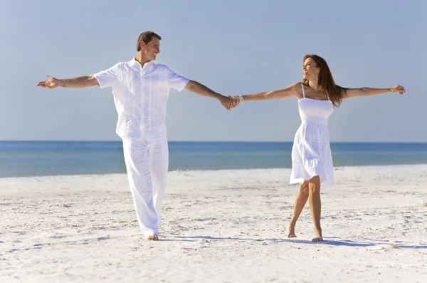 Boldog romantikus pár tánc gazdaság kezek-ra egy trópusi tengerparton — Stock Fotó