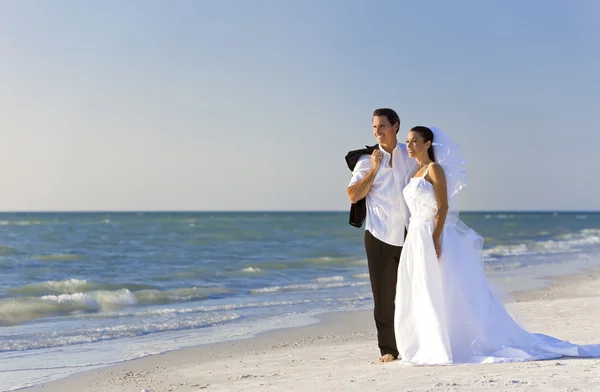 Brautpaar bei Strandhochzeit — Stockfoto
