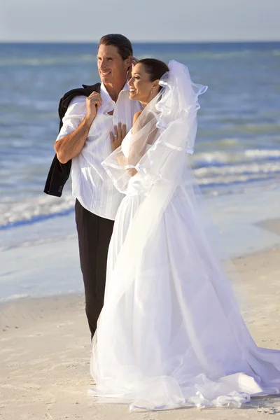 Bruden & brudgummen gift par på stranden bröllop — Stockfoto