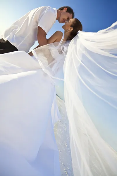 Çift öpüşme plaj Düğünde gelin ve damadın evli — Stok fotoğraf