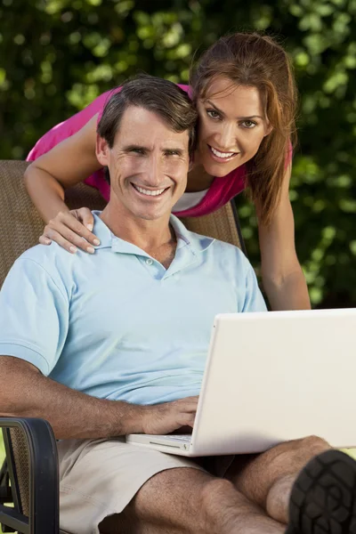 Glad mitten äldre man och kvinna par använder bärbar dator — Stockfoto