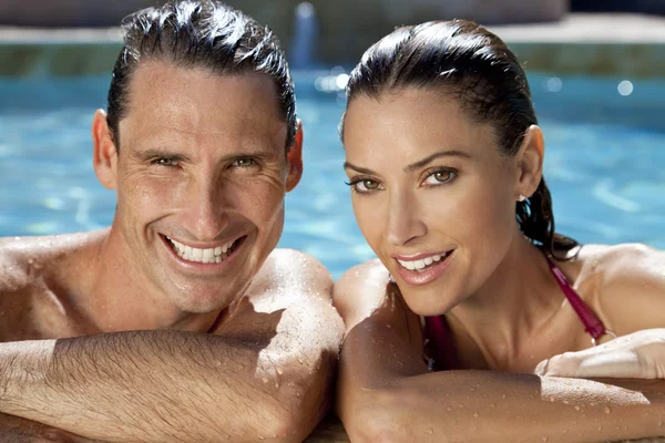 Vackra par avkopplande i poolen med perfekta leenden — Stockfoto