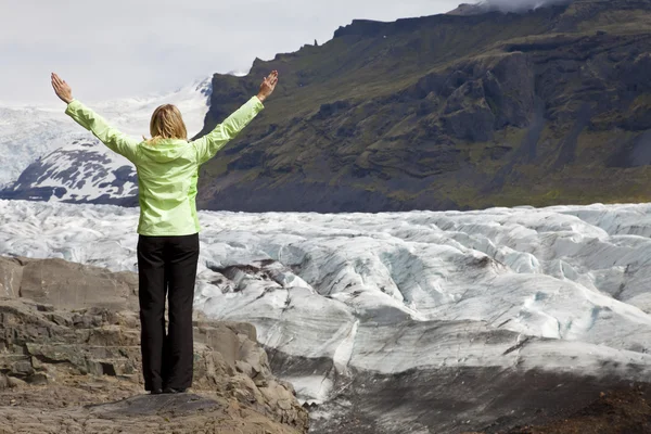 Mujer excursionista celebrando armas levantadas por Vatnajokull Glacier Icela — Foto de Stock
