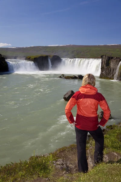 Kobieta turysta w godafoss wodospad, Islandia — Zdjęcie stockowe