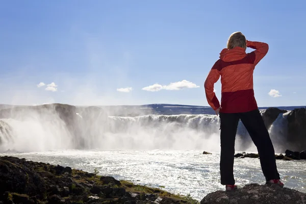 Nő természetjáró állandó godafoss vízesés, Izland — Stock Fotó