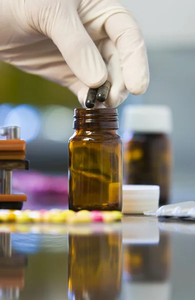 Drogas ou comprimidos de medicina na produção — Fotografia de Stock