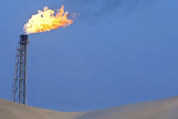 Gas affakkelen in de woestijn — Stockfoto