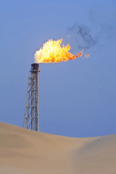 Gas affakkelen in de woestijn — Stockfoto
