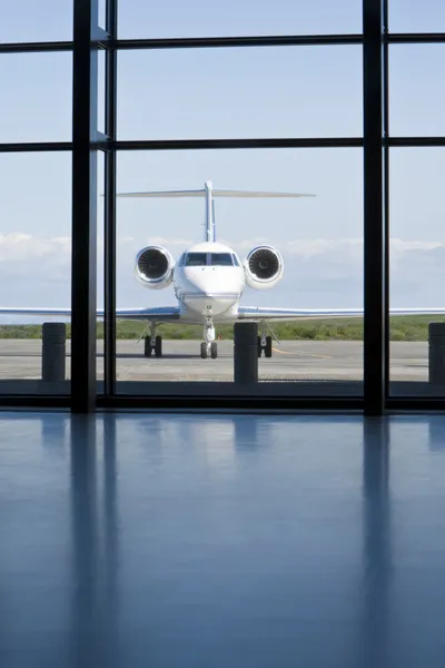 Prive-corporate jet op een luchthaven terminal — Stockfoto