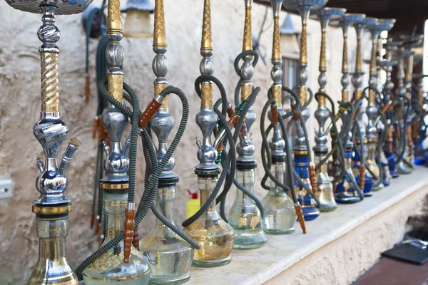Árabe Shisha Waterpipes alinhados em um restaurante — Fotografia de Stock