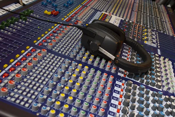 Mesa de mezclas y auriculares — Foto de Stock