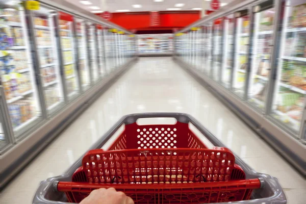 Fast-food concept bewegingsonscherpte winkelwagentje in de supermarkt — Stockfoto