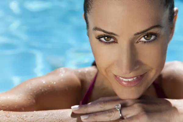 Rostro de una hermosa mujer sonriente relajándose en la piscina —  Fotos de Stock