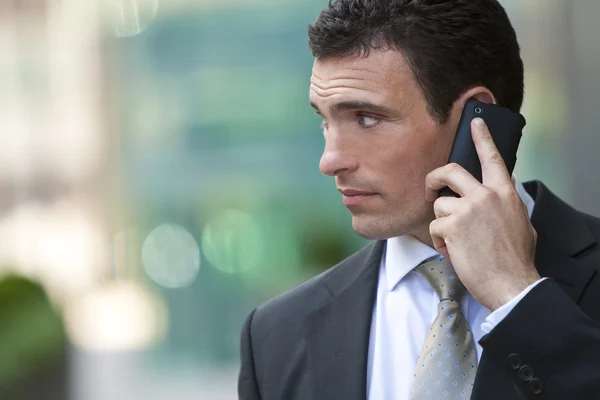 Empresário conversando em seu celular — Fotografia de Stock