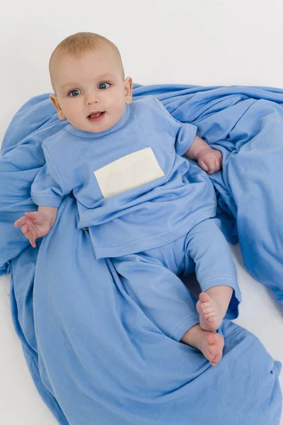Bebê em pijamas azuis — Fotografia de Stock